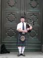 bagpiper2_edinburgh